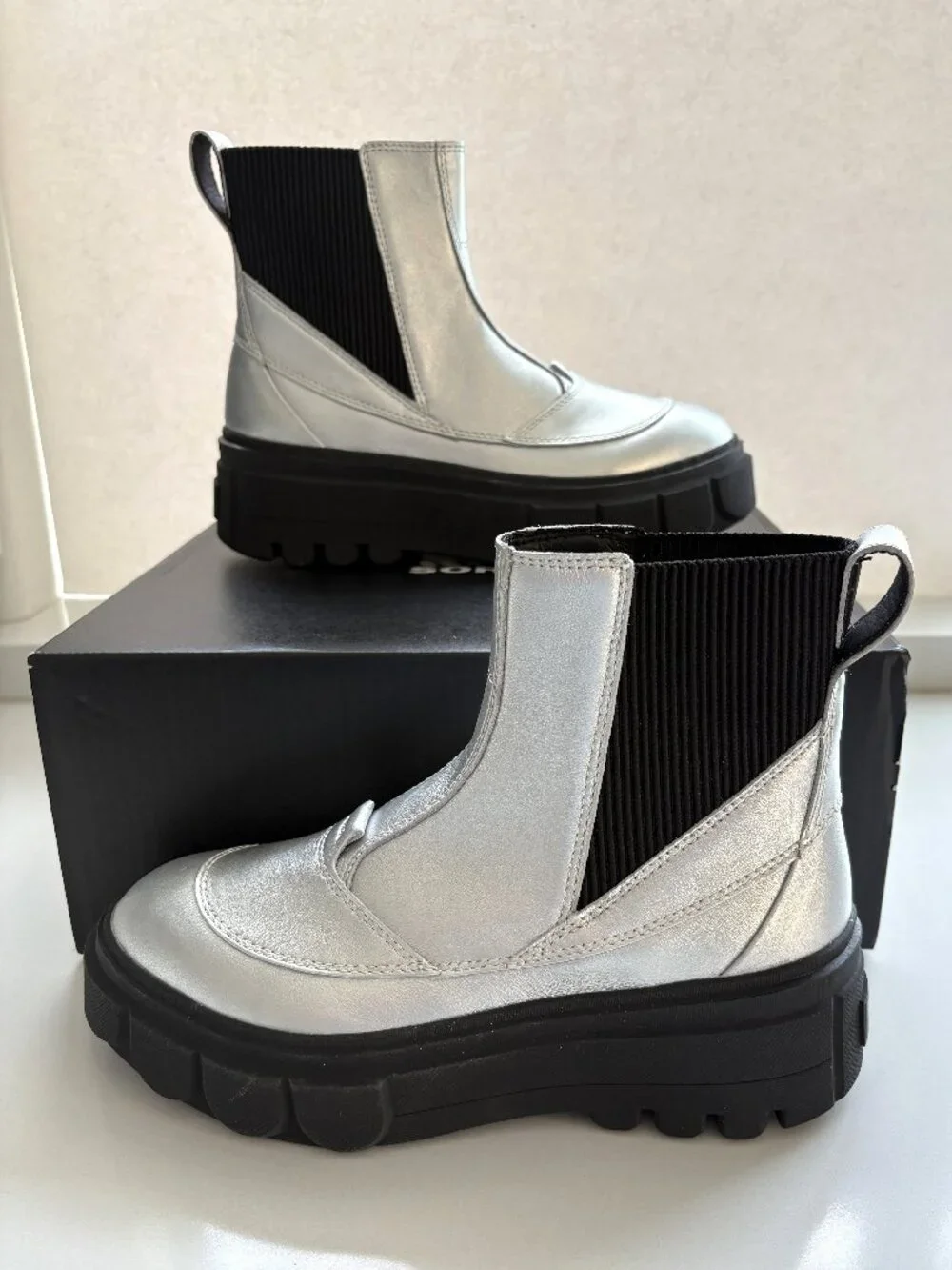 Sorel Caribou X Chelsea Boots Leather Booties Waterproof Silver Black Size 9 NEW